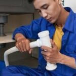 plombier utilisant une ventouse